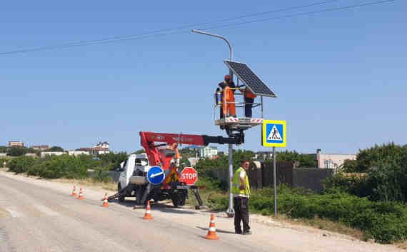 В Севастополе устанавливают солнечные панели для освещения переходов