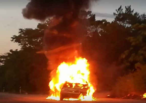 Огненная среда: в Севастополе сгорели два автомобиля (фото)