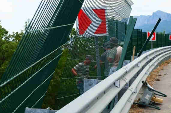 На Южном берегу Крыма демонтируют скандальный забор