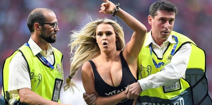 Выбегавшая на поле в финале Лиги чемпионов девушка хотела повторить выходку в финале Кубка Америки – 2019, но ее остановили