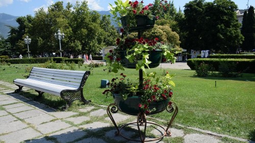 В Ялте на площади Советской установили «цветочные фонтаны», а на Пушкинской аллее «цветочные зонтики»(ФОТО)