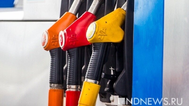Индекс бензина: сколько литров можно купить на среднюю зарплату