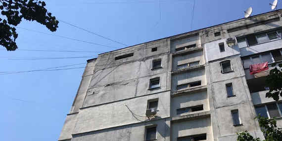 В Севастополе жилые дома разваливаются на части