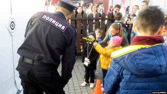 В центре Севастополя детей учили обыскивать и стрелять по мишеням (фото)