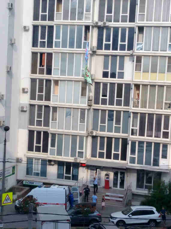 В Севастополе человек выпал из окна пятого этажа (фото)