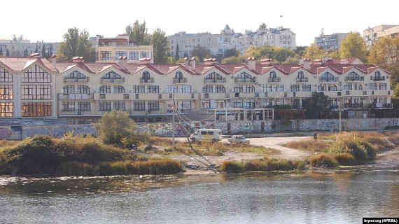 Севастопольцы требуют построить поликлинику вместо яхт-клуба (фото)