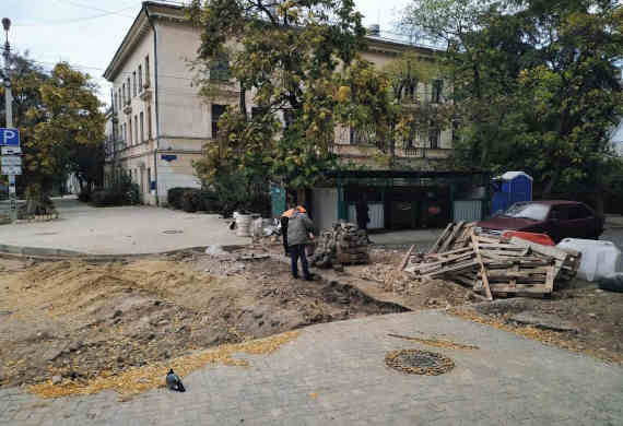 В центре Севастополя сняли историческую брусчатку (фото)
