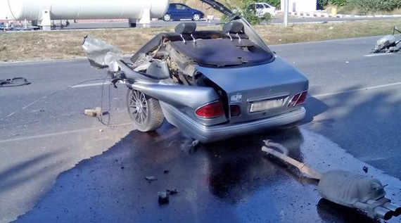Mercedes разорвало на две части при столкновении со столбом (фото)