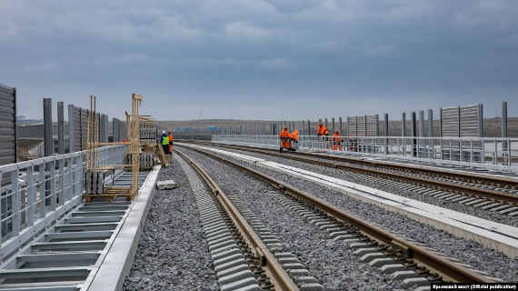 Власти могли отсрочить движение грузовых поездов по Керченскому мосту из-за проседания грунта – эксперт