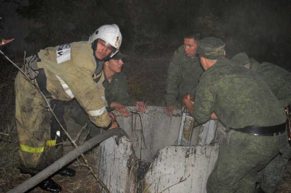 В Севастополе спасли подростка из колодца с горящим мазутом (фото)