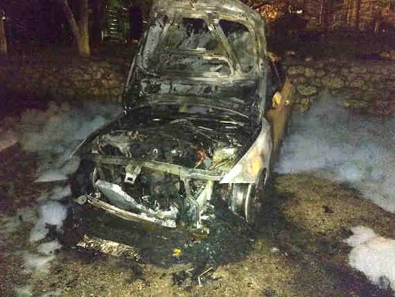 В Севастополе ночью во дворе многоэтажки сгорела машина
