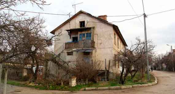 Людям из аварийных домов Севастополя предлагают уехать в сёла