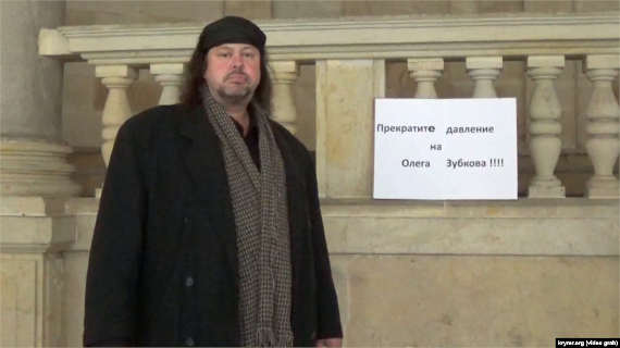 Чешский музыкант провел одиночный пикет в поддержку крымского бизнесмена Зубкова