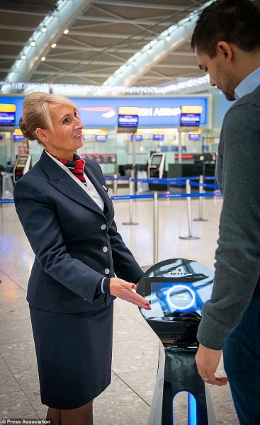 В лондонском аэропорту Хитроу появились роботы, которые могут отвечать на вопросы пассажиров British Airways и проводить их в кафе, туалеты и зоны регистрации