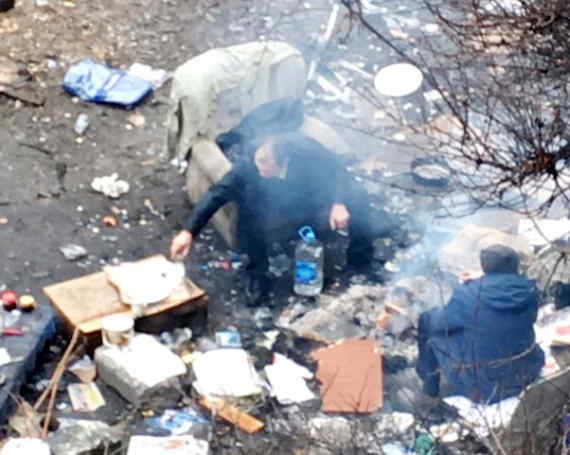 В центре Севастополя бомжи стоят табором (фото)