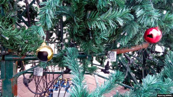 В Севастополе с новогодней елки украли часть игрушек (фото)