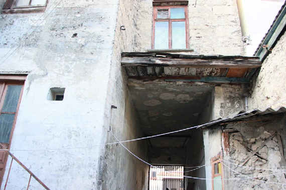Ветеран труда в Севастополе живёт в доме без пола и с плесенью