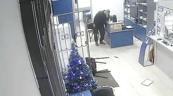 Опубликовано видео нападения на банк в Алуште