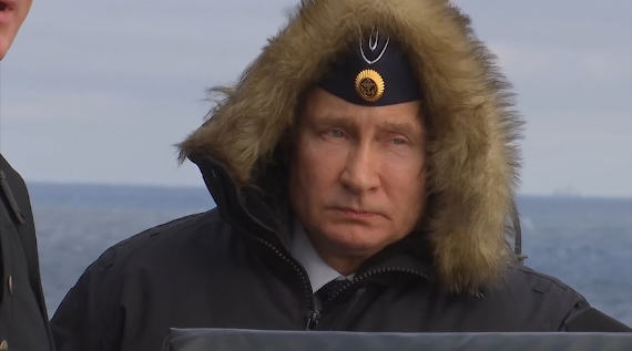 Опубликовано видео Путина на ракетном крейсере в Черном море