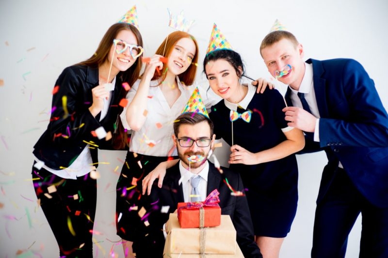 Как иностранцы «проставляются» на работе в День своего рождения