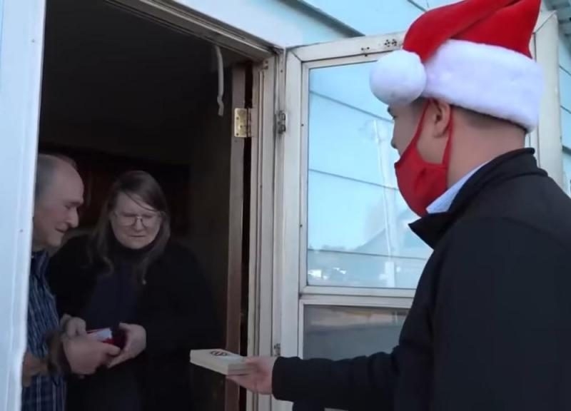 В Айдахо таинственный Санта Клаус дарит нуждающимся рождественские подарки
