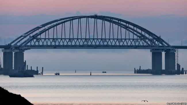 Срок запуска грузовых поездов по Керченскому мосту перенесли на полгода