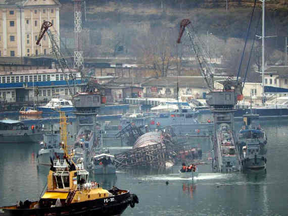 В Севастополе началась буксировка стоявшей в затонувшем плавдоке подлодки Б-380