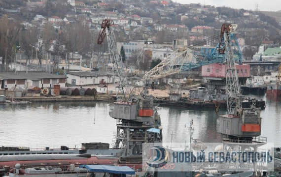 Плавдок с подлодкой затонул в Южной бухте Севастополя (фото)