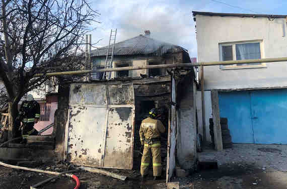 В Севастополе ликвидировали пожар повышенного ранга на Северной стороне (фото)