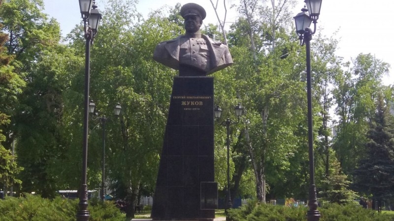 В Харькове наплевали на Зеленского и вернули на место бюст Жукова