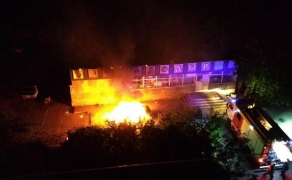 Во дворе дома в Евпатории взорвалась «Таврия» (фото)