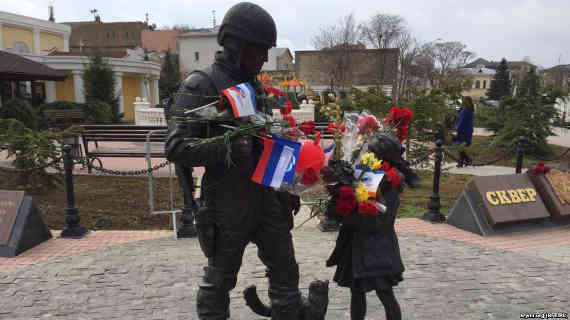 Суд в Крыму присудил полгода колонии облившему краской памятник «вежливым людям»